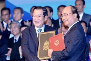 Thủ tướng Nguyễn Xuân Phúc và Thủ tướng Campuchia Xăm-đéc Tê-chô Hun Xen ký Hiệp ước bổ sung Hiệp ước hoạch định biên giới quốc gia năm 1985 và Hiệp ước bổ sung năm 2005 giữa Cộng hoà XHCN Việt Nam và Vương quốc Campuchia. Ảnh: TTXVN