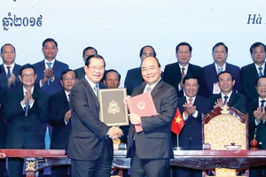Thủ tướng Nguyễn Xuân Phúc và Thủ tướng Samdech Hun Sen ký Hiệp ước bổ sung Hiệp ước hoạch định biên giới quốc gia năm 1985 và Hiệp ước bổ sung năm 2005 giữa Cộng hòa XHCN Việt Nam và Vương quốc Campuchia. Ảnh: TTXVN