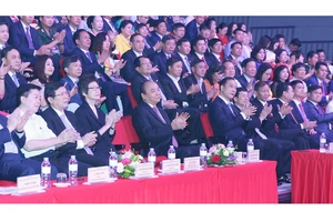 Thủ tướng Nguyễn Xuân Phúc và các đại biểu tham dự buổi lễ tôn vinh doanh nhân Việt Nam. Ảnh: TTXVN