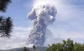 Núi lửa phun trào, động đất ở Indonesia