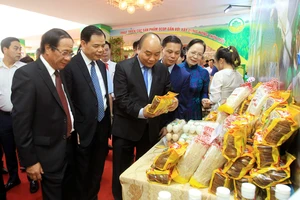 Thủ tướng Nguyễn Xuân Phúc tham quan mô hình và các gian hàng trưng bày sản phẩm nông nghiệp của thành phố Hải Phòng. Ảnh: TTXVN