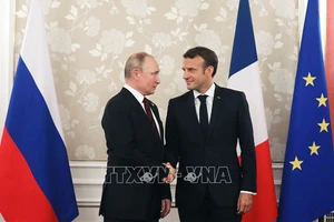 Tổng thống Nga Vladimir Putin (trái) và người đồng cấp Pháp Emmanuel Macron
