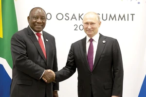 Tổng thống Nga Vladimir Putin (phải) gặp Tổng thống Nam Phi Cyril Ramaphosa bên lề Hội nghị thượng đỉnh G20 tại Nhật Bản hồi tháng 6-2019
