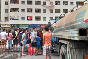 Cư dân chung cư Linh Đàm (Hà Nội) xếp hàng chờ lấy nước sạch từ xe téc