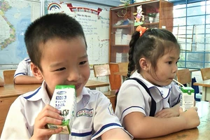 Từ ngày 1-11-2019, hơn 300.000 trẻ em mầm non và học sinh khối lớp 1 các trường tiểu học của 10 quận, huyện trên địa bàn TPHCM sẽ được uống sữa học đường
