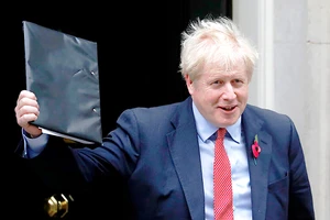 Thủ tướng Anh Boris Johnson vui mừng sau khi Hạ viện thông qua tổng tuyển cử sớm. Ảnh: AP