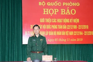 Thiếu tướng Nguyễn Văn Đức, Cục trưởng Cục Tuyên huấn, Tổng cục Chính trị QĐND Việt Nam chủ trì họp báo. Ảnh: QĐND
