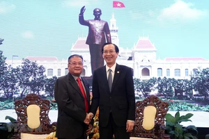Đồng chí Lê Thanh Liêm, Phó Chủ tịch Thường trực UBND Thành phố Hồ Chí Minh (phải) tiếp ông Ly Vann Hong, Đặc phái viên Chính phủ Hoàng gia, Quốc vụ khanh Bộ Thông tin Vương quốc Campuchia. Ảnh: TTXVN