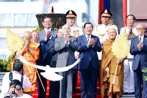 Quang cảnh lễ kỷ niệm Quốc khánh lần thứ 66 của Vương quốc Campuchia