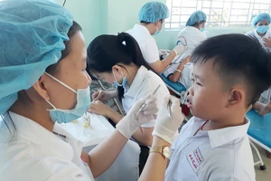 Các bác sĩ Bệnh viện Răng Hàm Mặt TPHCM đang trám răng cho các em học sinh