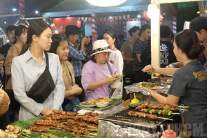  Liên hoan thu hút đông đảo thực khách tham quan, thưởng thức món ngon Việt Nam và các nước. Ảnh: hcmcpv