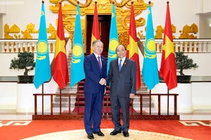 Thủ tướng Nguyễn Xuân Phúc và Chủ tịch Hạ viện Kazakhstan Nurlan Nigmatulin. Ảnh: VGP