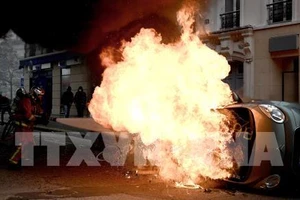 Ô tô bị đốt cháy trong cuộc biểu tình "Áo vàng" tại Paris, Pháp, ngày 16-11-2019. Ảnh: TTXVN