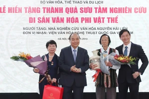 Thủ tướng Nguyễn Xuân Phúc tặng quà gia đình nhà nghiên cứu Nguyễn Hải Liên