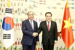 Thủ tướng Nguyễn Xuân Phúc hội kiến Chủ tịch Quốc hội Hàn Quốc Moon Hee - sang. Ảnh: TTXVN