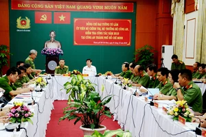 Bộ trưởng Bộ Công an Tô Lâm và Chủ tịch UBND TPHCM Nguyễn Thành Phong nghe lãnh đạo Công an TPHCM báo cáo công tác đảm bảo an ninh trật tự trên địa bàn. Ảnh: TUẤN VŨ