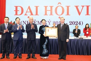 Thường trực Ban Bí thư Trung ương Đảng Trần Quốc Vượng trao Huân chương Lao động hạng nhất của Chủ tịch nước tặng tập thể Liên hiệp các tổ chức hữu nghị Việt Nam. Ảnh: TTXVN