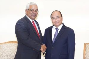 Thủ tướng Chính phủ Nguyễn Xuân Phúc tiếp Bộ trưởng Tư pháp Cuba Oscar Manuel Silvera Martínez. Ảnh: VGP