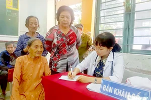 Bác sĩ Bệnh viện Nguyễn Tri Phương khám bệnh cho người dân