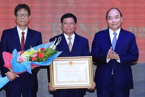 Thủ tướng Nguyễn Xuân Phúc trao Huân chương Lao động hạng nhất của Chủ tịch nước tặng Học viện Chính trị khu vực III. Ảnh: TTXVN