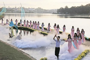 Trình diễn trang phục tơ lụa trên mặt hồ Xuân Hương
