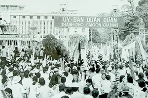 Nhân dân Sài Gòn - Gia Định chào đón Ủy ban Quân quản thành phố sau ngày giải phóng.