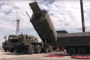 Phương tiện bay siêu thanh Avangard chuẩn bị lắp vào tên lửa liên lục địa. Ảnh: Bộ Quốc phòng Nga.