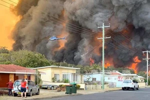 Australia: Hàng ngàn người bị mắc kẹt do cháy rừng
