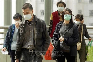 Người dân đeo khẩu trang để ngăn ngừa lây nhiễm hội chứng viêm đường hô hấp cấp (SARS) tại Hong Kong, Trung Quốc. Ảnh: TTXVN