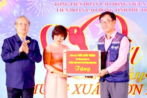 Đồng chí Trần Quốc Vượng tặng quà tết Công ty JNTC VINA. Ảnh: TTXVN