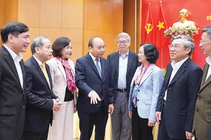 Thủ tướng Nguyễn Xuân Phúc gặp gỡ các đại biểu dự hội nghị. Ảnh: VIẾT CHUNG