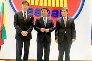 Ngoại trưởng Nhật Bản Toshimitsu Motegi (giữa) cùng Tổng thư ký ASEAN Dato Lim Jock Hoi (phải) và Đại sứ Nhật Bản tại ASEAN Chiba Akira