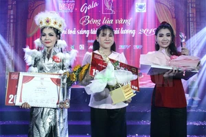 Nguyễn Hồng Bảo Ngọc (giữa), Nguyễn Thị Hương (phải), và Bùi Thị Kim Phượng đạt 3 giải thưởng cao nhất của giải thưởng Bông lúa Vàng 2019. Ảnh: Thúy Bình
