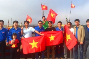Trao tặng 1.000 lá cờ Tổ quốc cho bà con ngư dân ở huyện Lộc Hà, Hà Tĩnh