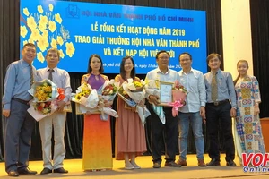 Các tác giả nhận Giải thưởng và Tặng thưởng Hội Nhà văn TPHCM 2019. Ảnh: VOH