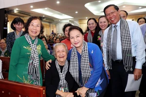  Chủ tịch Quốc hội Nguyễn Thị Kim Ngân ân cần thăm hỏi các ngoại, các dì, các cô là lực lượng của Đội quân tóc dài