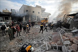 Hiện trường đổ nát sau một vụ không kích tại Idlib, Syria, ngày 15/1/2020. Ảnh: AFP/TTXVN