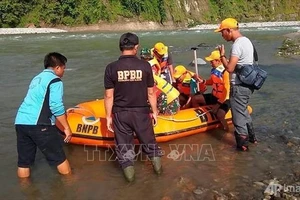 Lực lượng cứu hộ tìm kiếm nạn nhân sau vụ sập cầu tại thị trấn Kaur, trên đảo Sumatra, Indonesia ngày 20/1/2020. Ảnh: AP/TTXVN