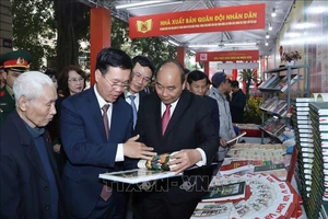 Thủ tướng Nguyễn Xuân Phúc thăm Triển lãm sách "Kỷ niệm 90 năm Ngày thành lập Đảng Cộng sản Việt Nam". Ảnh: Thống Nhất/TTXVN
