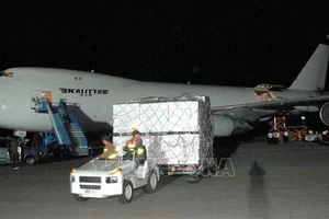 Máy bay chở hàng viện trợ tới sân bay Bình Nhưỡng, Triều Tiên
