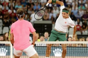 Federer thi đấu giao hữu biểu diễn với Nadal. Ảnh: Reuters