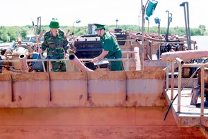Bộ đội Biên phòng TPHCM tạm giữ phương tiện khai thác cát trái phép