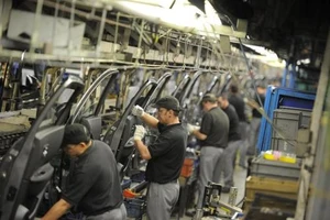 Công nhân làm việc trong nhà máy sản xuất ô tô tại Anh. Ảnh: Reuters