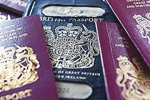 Anh chính thức đổi màu hộ chiếu hậu Brexit