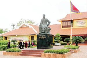 Người dân về Di tích quốc gia đặc biệt Khu lưu niệm Đại thi hào Nguyễn Du