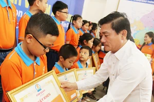 Đại diện Công ty Kim Oanh trong 1 lần trao học bổng cho các em học sinh