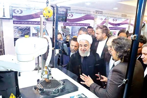 Tổng thống Iran Hassan Rouhani nghe giới thiệu về công nghệ hạt nhân Iran tại Tehran