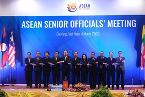 Trưởng đoàn SOM các nước ASEAN chụp ảnh tại hội nghị. Ảnh: TTXVN