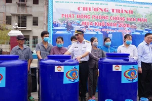 Đại tá Đinh Văn Thắng, Phó Tư lệnh Vùng 2 Hải quân trao bồn chứa nước cho đại diện người dân