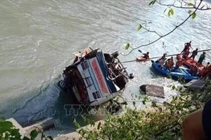 Pakistan: Xe khách lao xuống sông, 20 người chết